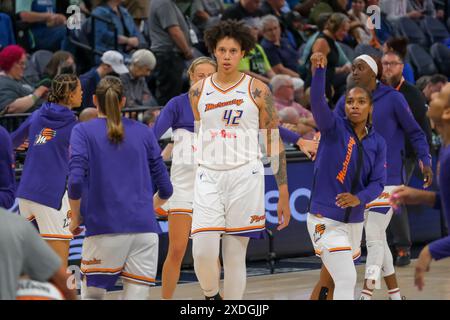 22 juin 2024, Minneapolis, Minnesota, États-Unis : le centre Phoenix Mercury BRITTNEY GRINER #42 regarde pendant la mi-temps à un match WNBA entre les Lynx du Minnesota et le Phoenix Mercury au Target Center le Lynx a gagné 73-60. (Crédit image : © Steven Garcia/ZUMA Press Wire) USAGE ÉDITORIAL SEULEMENT! Non destiné à UN USAGE commercial ! Banque D'Images