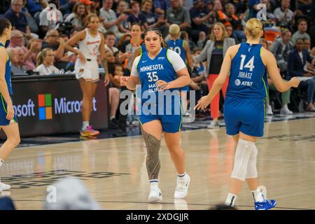 22 juin 2024, Minneapolis, Minnesota, États-Unis : L'attaquante des Lynx du Minnesota, ALISSA PILI #35, s'enregistre lors d'un match WNBA entre les Lynx du Minnesota et les Mercury de Phoenix au Target Center, le Lynx a gagné 73-60. (Crédit image : © Steven Garcia/ZUMA Press Wire) USAGE ÉDITORIAL SEULEMENT! Non destiné à UN USAGE commercial ! Banque D'Images