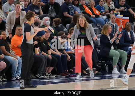 22 juin 2024, Minneapolis, Minnesota, États-Unis : CHERYL REEVE, entraîneure-chef des Lynx du Minnesota, réagit à un appel grossier contre les Lynx du Minnesota lors d'un match WNBA entre les Lynx du Minnesota et le Phoenix Mercury au Target Center, le Lynx a gagné 73-60. (Crédit image : © Steven Garcia/ZUMA Press Wire) USAGE ÉDITORIAL SEULEMENT! Non destiné à UN USAGE commercial ! Banque D'Images