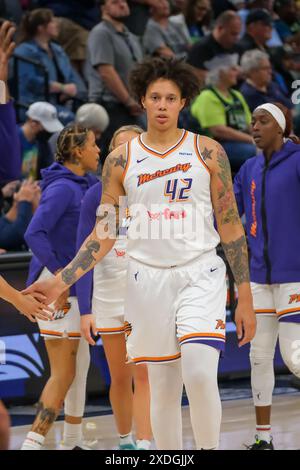 22 juin 2024, Minneapolis, Minnesota, États-Unis : le centre Phoenix Mercury BRITTNEY GRINER #42 regarde pendant la mi-temps à un match WNBA entre les Lynx du Minnesota et le Phoenix Mercury au Target Center le Lynx a gagné 73-60. (Crédit image : © Steven Garcia/ZUMA Press Wire) USAGE ÉDITORIAL SEULEMENT! Non destiné à UN USAGE commercial ! Banque D'Images