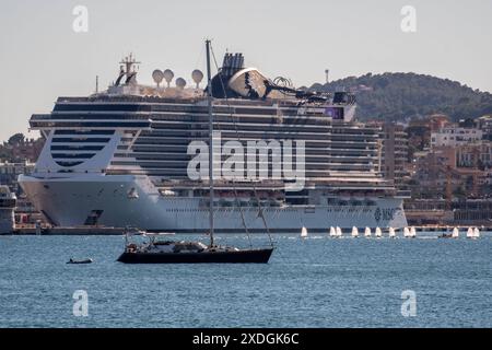 20240621 Palma de Mallorca PALMA, ESPAGNE - 21 JUIN 2024 : Die MSC Seaview ist ein modernes Kreuzfahrtschiff, das 2018 nach der MSC Seaside als zweites Schiff der Seaside-Klasse in Dienst gestellt wurde. At - Palma de Mallorca le 21 juin 2024 à Palma, . Palma Baleares Espagne *** 20240621 Palma de Majorque PALMA, ESPAGNE 21 JUIN 2024 le MSC Seaview est un navire de croisière moderne entré en service en 2018 comme le deuxième navire de la classe Seaside après le MSC Seaside à Palma de Majorque le 21 juin 2024 à Palma, Palma Baleares Espagne Banque D'Images