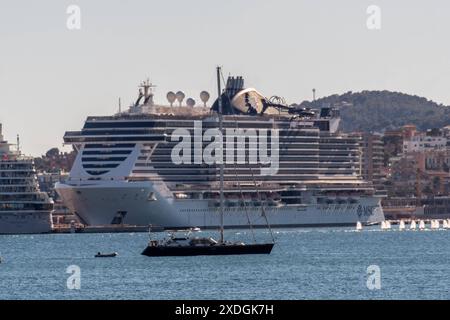 20240621 Palma de Mallorca PALMA, ESPAGNE - 21 JUIN 2024 : Die MSC Seaview ist ein modernes Kreuzfahrtschiff, das 2018 nach der MSC Seaside als zweites Schiff der Seaside-Klasse in Dienst gestellt wurde. At - Palma de Mallorca le 21 juin 2024 à Palma, . Palma Baleares Espagne *** 20240621 Palma de Majorque PALMA, ESPAGNE 21 JUIN 2024 le MSC Seaview est un navire de croisière moderne entré en service en 2018 comme le deuxième navire de la classe Seaside après le MSC Seaside à Palma de Majorque le 21 juin 2024 à Palma, Palma Baleares Espagne Banque D'Images