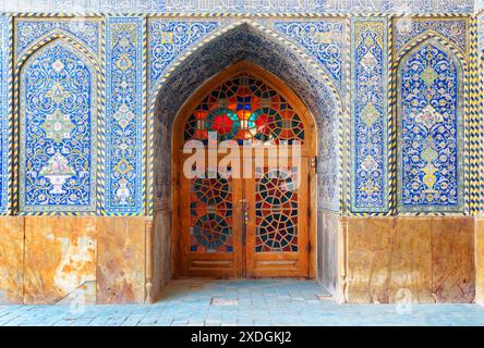 Ispahan, Iran - 24 octobre 2018 : vue intérieure incroyable de la mosquée Seyyed. Porte traditionnelle en vitrail. Banque D'Images