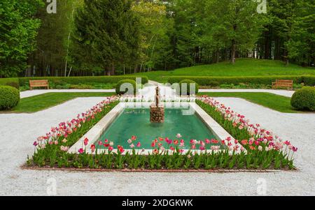 The French Flower Garden at the Mount, maison de campagne d'Edith Wharton à Lenox, ma, avec une fontaine en pierre entourée de fleurs vibrantes. Banque D'Images