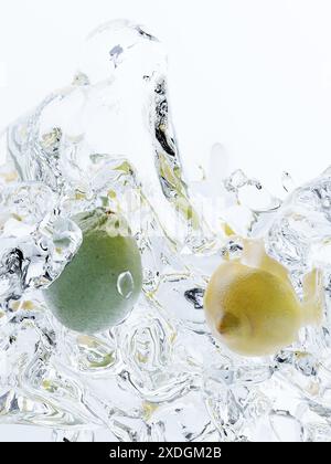 rendu 3d de citron vert et éclaboussure d'eau de citron pour boisson froide ou boisson fraîche d'été Banque D'Images