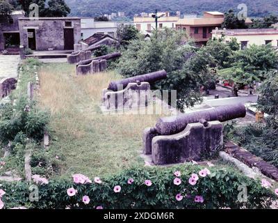 Vue du canon et des remparts du fort de Tung Chung, Lantau, Hong Kong 1984 Banque D'Images