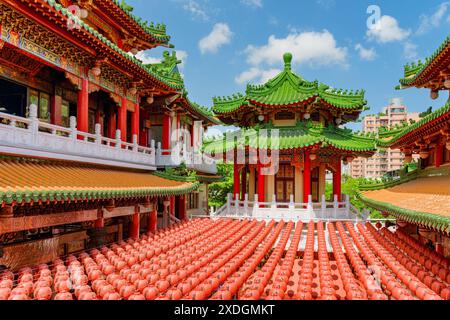 Kaohsiung, Taiwan - 30 avril 2019 : vue colorée du temple Sanfeng décoré de lanternes rouges chinoises traditionnelles. Banque D'Images