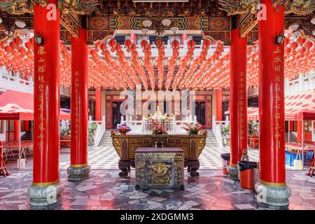 Kaohsiung, Taiwan - 30 avril 2019 : vue intérieure impressionnante du temple Sanfeng. Lanternes rouges chinoises traditionnelles. Le vieux temple est une attraction populaire Banque D'Images