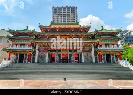 Kaohsiung, Taiwan - 30 avril 2019 : vue imprenable sur la façade colorée du temple Sanfeng. Banque D'Images