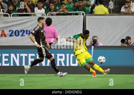 Houston, États-Unis. 22 juin 2024. HOUSTON, TX - 22 JUIN : Ethan Pinnock, de Jamaïque, passe la balle lors d'un match entre le Mexique et la Jamaïque dans le cadre du groupe B de CONMEBOL Copa America 2024 au stade NRG le 22 juin 2024 à Houston, États-Unis. (Photo par Alejandro Salazar/PxImages) crédit : Px images/Alamy Live News Banque D'Images