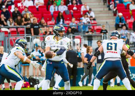 Nuernberg, Allemagne. 22 juin 2024. Ligue européenne de football, ELF/ match : Stuttgart Surge aux Ravens de Munich le 22. Juin. 2024, au Max-Morlock-Stadion, Nuremberg, Allemagne, QB # 4 Reilly Hennessey/Stuttgart Surge. Crédit : Frank Baumert/Alamy Live News Banque D'Images