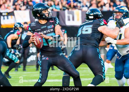 Nuernberg, Allemagne. 22 juin 2024. Ligue européenne de football, ELF/ match : Stuttgart Surge aux Ravens de Munich le 22. Juin. 2024, au Max-Morlock-Stadion, Nuremberg, Allemagne, QB # 12 Chad Jeffries/Munich Ravens. Crédit : Frank Baumert/Alamy Live News Banque D'Images