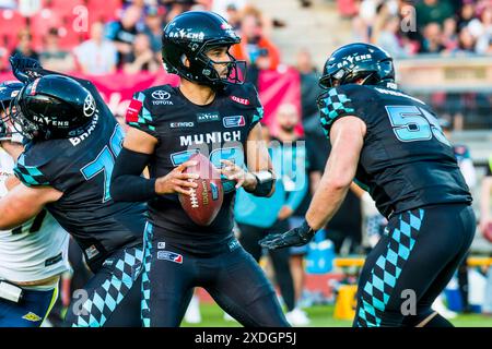 Nuernberg, Allemagne. 22 juin 2024. Ligue européenne de football, ELF/ match : Stuttgart Surge aux Ravens de Munich le 22. Juin. 2024, au Max-Morlock-Stadion, Nuremberg, Allemagne, QB # 12 Chad Jeffries/Munich Ravens. Crédit : Frank Baumert/Alamy Live News Banque D'Images