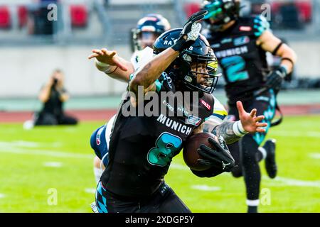 Nuernberg, Allemagne. 22 juin 2024. Ligue européenne de football, ELF/ match : Stuttgart Surge aux Ravens de Munich le 22. Juin. 2024, au Max-Morlock-Stadion, Nuremberg, Allemagne, CB # 8 Darius Saint-Robinson/Munich Ravens. Crédit : Frank Baumert/Alamy Live News Banque D'Images