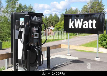 Hakkas, Suède - 17 juin 2024 : point de recharge rapide public exploité par kWatt AB pour les véhicules électriques. Banque D'Images