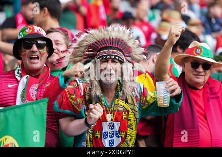 Dortmund. 22 juin 2024. Les supporters du Portugal sont vus avant le match du groupe F de l'UEFA Euro 2024 entre le Portugal et T¨¹rkiye à Dortmund, en Allemagne, le 22 juin 2024. Crédit : Peng Ziyang/Xinhua/Alamy Live News Banque D'Images