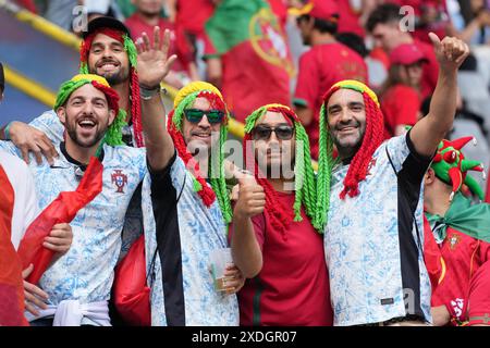 Dortmund. 22 juin 2024. Les supporters du Portugal sont vus avant le match du groupe F de l'UEFA Euro 2024 entre le Portugal et T¨¹rkiye à Dortmund, en Allemagne, le 22 juin 2024. Crédit : Peng Ziyang/Xinhua/Alamy Live News Banque D'Images