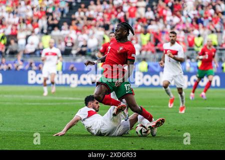 Dortmund. 22 juin 2024. Rafael Leao (top) du Portugal participe au match de l'UEFA Euro 2024 Groupe F entre le Portugal et T¨¹rkiye à Dortmund, Allemagne, le 22 juin 2024. Crédit : Peng Ziyang/Xinhua/Alamy Live News Banque D'Images