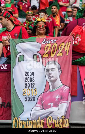 Dortmund. 22 juin 2024. Les supporters du Portugal sont vus avant le match du groupe F de l'UEFA Euro 2024 entre le Portugal et T¨¹rkiye à Dortmund, en Allemagne, le 22 juin 2024. Crédit : Peng Ziyang/Xinhua/Alamy Live News Banque D'Images