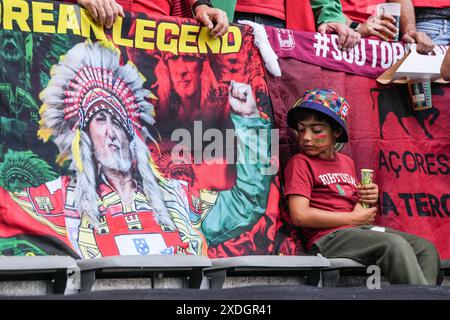 Dortmund. 22 juin 2024. Un fan du Portugal est vu avant le match de l'UEFA Euro 2024 Groupe F entre le Portugal et T¨¹rkiye à Dortmund, Allemagne, le 22 juin 2024. Crédit : Peng Ziyang/Xinhua/Alamy Live News Banque D'Images