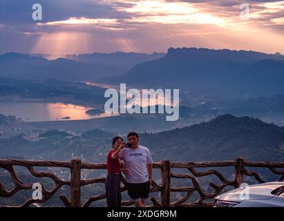 Yichang, Chine. 23 juin 2024. Les touristes regardent le lever du soleil depuis une plate-forme d'observation sur le barrage des trois Gorges à Yichang, en Chine, le 23 juin 2024. (Photo de Costfoto/NurPhoto) crédit : NurPhoto SRL/Alamy Live News Banque D'Images