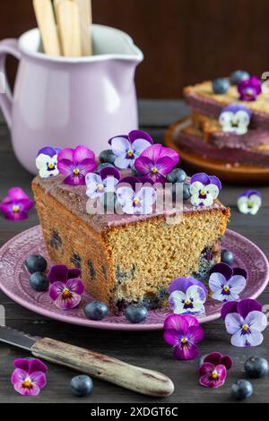 gâteau à la farine complète aux myrtilles décoré de fleurs d'alto Banque D'Images