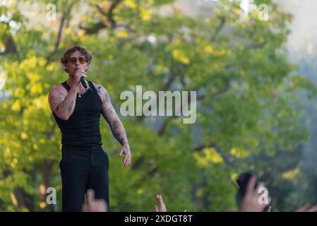 Prague, République tchèque. 22 juin 2024. Le chanteur et compositeur britannique Tom Grennan se produit en direct sur scène lors du dernier jour du festival de musique d'été en plein air Metronome Prague 2024. Crédit : SOPA images Limited/Alamy Live News Banque D'Images