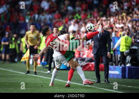 Dortmund. 22 juin 2024. Joao Cancelo (avant) du Portugal participe au match UEFA Euro 2024 Groupe F entre le Portugal et T¨¹rkiye à Dortmund, Allemagne, le 22 juin 2024. Crédit : Pan Yulong/Xinhua/Alamy Live News Banque D'Images