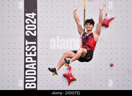 Budapest, Hongrie. 22 juin 2024. Wu Peng, de Chine, réagit après avoir remporté la finale masculine d'escalade de vitesse sportive lors de la série qualificative olympique Budapest à Budapest, Hongrie, le 22 juin 2024. Crédit : Lian Yi/Xinhua/Alamy Live News Banque D'Images