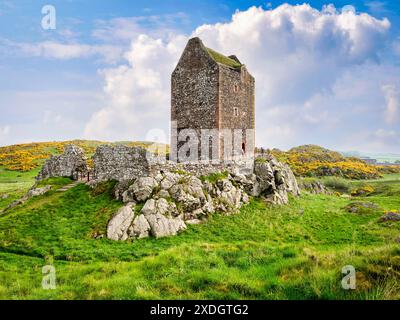 13 mai 2024 : Borders, Écosse - Smailholm Tower, une tour défensive de quatre étages, construite par les Pringles au début du XVe siècle. Banque D'Images