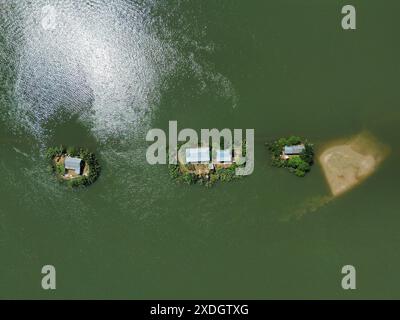 Sylhet. 23 juin 2024. Une photo prise par un drone aérien le 22 juin 2024 montre une vue d’une zone inondée dans la région de Sylhet, au Bangladesh. Les inondations dans certaines parties de la région de Sylhet, au nord-est du Bangladesh, dues à la ruée des eaux en amont et à de fortes pluies ont touché des millions de personnes et déplacé des dizaines de milliers de personnes. Crédit : Xinhua/Alamy Live News Banque D'Images