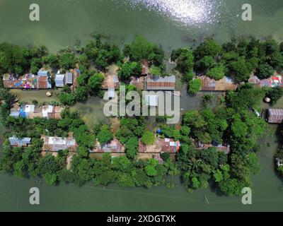 Sylhet. 23 juin 2024. Une photo prise par un drone aérien le 22 juin 2024 montre une vue d’une zone inondée dans la région de Sylhet, au Bangladesh. Les inondations dans certaines parties de la région de Sylhet, au nord-est du Bangladesh, dues à la ruée des eaux en amont et à de fortes pluies ont touché des millions de personnes et déplacé des dizaines de milliers de personnes. Crédit : Xinhua/Alamy Live News Banque D'Images