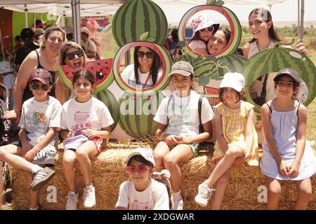 Los Angeles, États-Unis. 22 juin 2024. Les gens posent pour des photos lors du California Watermelon Festival 2024 à Los Angeles, Californie, États-Unis, le 22 juin 2024. Crédit : Zeng hui/Xinhua/Alamy Live News Banque D'Images