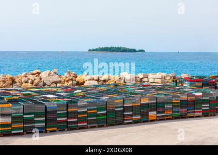 Conteneurs de stockage en plastique empilables à The Coast in the Dock Banque D'Images