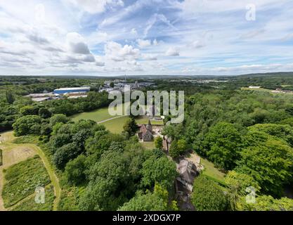 Allington près de Maidstone, Kent, Royaume-Uni. Drone vue du dessus du Big Field (ME16 0NH) vers l'ouest en direction de Kent Enviropower (cheminée) Integrated Waste ma Banque D'Images