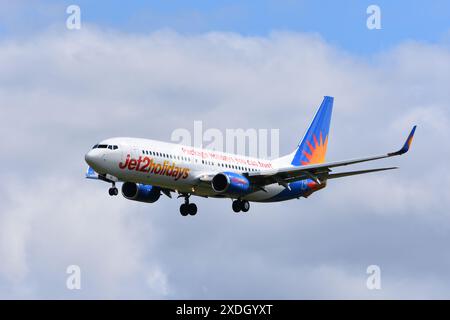 Un avion Jet2holidays (G-JZDC) descend en direction de l'aéroport de Bristol, ramenant les vacanciers de leurs voyages (22 juin 2024) Banque D'Images