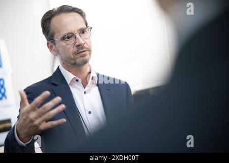 Séoul, Corée du Sud. 20 juin 2024. Andreas J. Heinrich, directeur de l'Institut pour le Centre de recherche fondamentale pour la nanoscience quantique à Séoul, parle au Centre IBS pour la nanoscience quantique. Crédit : Sebastian Christoph Gollnow/dpa/Alamy Live News Banque D'Images