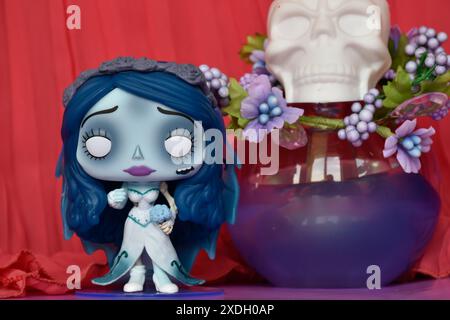 Funko Pop figurine d'action d'Emily du film d'animation sombre fantaisie cadavre bride. Crâne, fleurs violettes, rideau cramoisi, boule de verre, mystérieux, moody. Banque D'Images