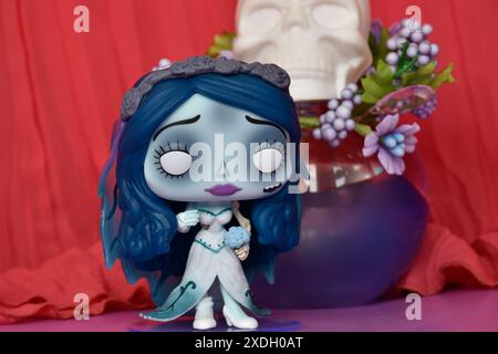 Funko Pop figurine d'action d'Emily du film d'animation sombre fantaisie cadavre bride. Crâne, fleurs violettes, rideau cramoisi, boule de verre, mystérieux, moody. Banque D'Images