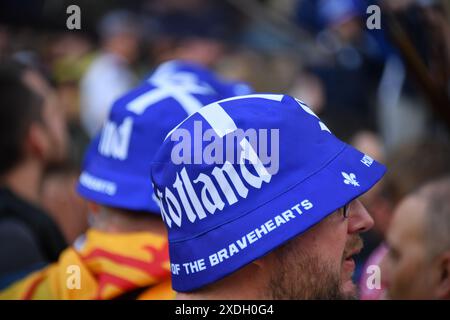 Stuttgart, Allemagne, 22 juin 2024. Les fans écossais apprécient l'atmosphère de fan zone à Stuttgart avant le match de groupe final du dimanche avec la Hongrie et l'Allemagne. Crédit photo : Paul Blake/Alamy News Banque D'Images