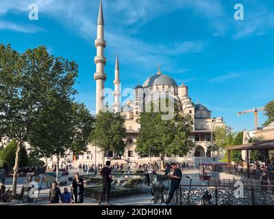 Istanbul, Turquie - 5 mai 2024 : une activité animée entoure une mosquée emblématique par temps clair. Banque D'Images