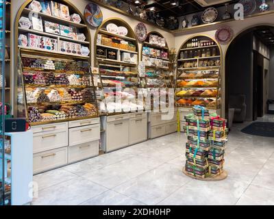 Istanbul, Turquie - 5 mai 2024 : un stand de marchand dans le Bazar égyptien offre un festin pour les sens avec des épices et des bonbons. Banque D'Images