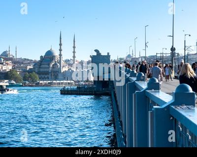 Istanbul, Turquie - 5 mai 2024 : une promenade animée le long du Bosphore avec vue sur l'emblématique Mosquée bleue. Banque D'Images