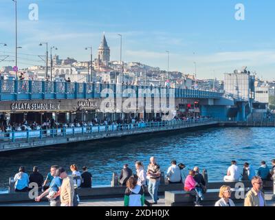 Istanbul, Turquie - 5 mai 2024 : le pont de Galata regorge de cafés alors que la Tour de Galata se profile en toile de fond. Banque D'Images