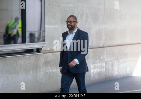 Londres, Royaume-Uni. 23 juin 2024, Londres, Angleterre, Royaume-Uni : le ministre de l'intérieur JAMES arrive HABILEMENT à la BBC avant d'apparaître dimanche avec Laura Kuenssberg. (Crédit image : © Tayfun Salci/ZUMA Press Wire) USAGE ÉDITORIAL SEULEMENT! Non destiné à UN USAGE commercial ! Crédit : ZUMA Press, Inc/Alamy Live News Banque D'Images