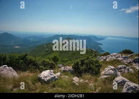 Belle vue de la montagne Biokovo en Croatie sur la mer Adriatique et les îles Banque D'Images