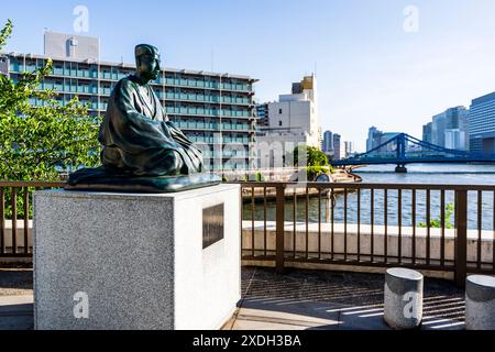 Statue du poète japonais Matsuo Basho dans le jardin du patrimoine basho, au confluent des rivières Sumida et Onagi, quartier Koto, Tokyo, Japon Banque D'Images