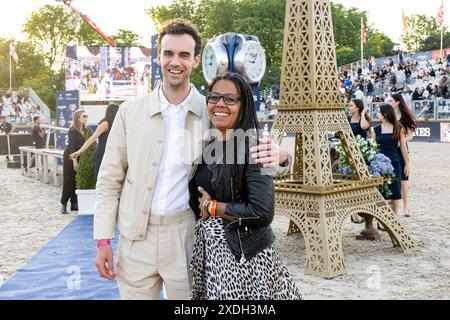 Paris, France. 22 juin 2024. Mika et Audrey Pulvar assistent au Paris Eiffel Jumping 2024 le 22 juin 2023 à Paris, France. Photo de Laurent Zabulon/ABACAPRESS. COM Credit : Abaca Press/Alamy Live News Banque D'Images