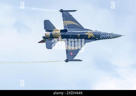 L'équipe d'affichage de l'armée de l'air turque Solotürk f-16 se produit au salon aéronautique de Vaasa en Finlande. Banque D'Images