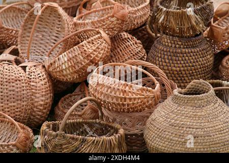 Un tas de paniers et de vases en osier. Les paniers sont de différentes tailles et formes, et les vases sont hauts et étroits. La scène dégage un RU Banque D'Images